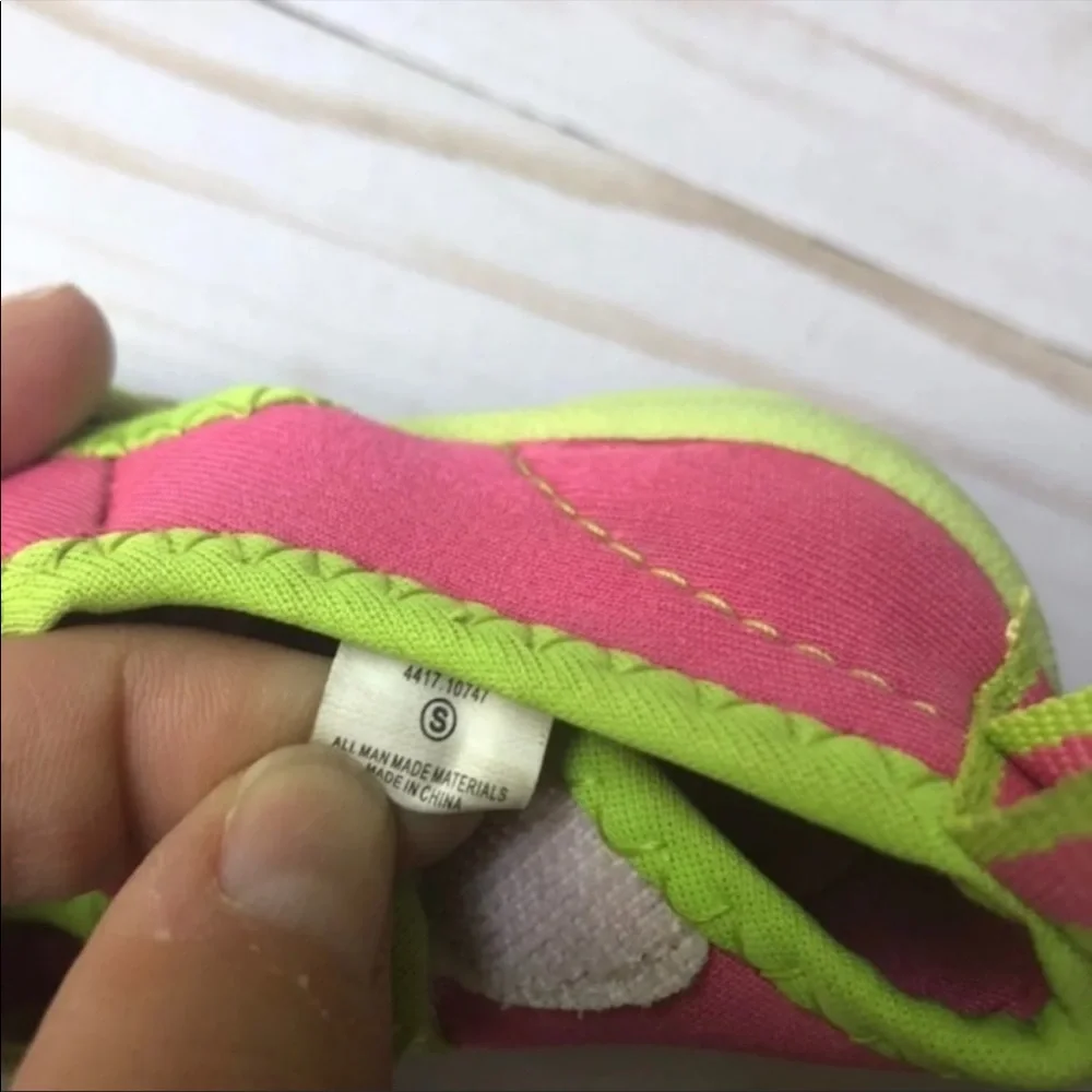 Size small 5/6. Speedo water shoes